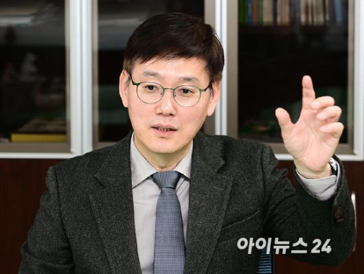 신현철 광운대 반도체시스템공학부 교수가 최근 서울 노원구 광운대학교에서 진행된 아이뉴스24와의 인터뷰에서 시스템반도체 생태계에 대해 설명하고 있다.[사진=정소희 기자]