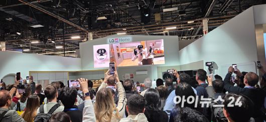 "집안일을 해준다고요?" LG전자의 휴머노이드 로봇 '클로이드' 시연을 보기 위해 모인 인파. [사진=박지은 기자]