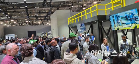 "아틀라스가 지금은 쉬고 있어요" "그럼 기다릴게요" 6일(현지시간) 미국 라스베이거스에서 열린 CES 2026 현대차 부스에 모여든 인파. 모두가 아틀라스가 움직이기를 기다리고 있다. [사진=박지은 기자]