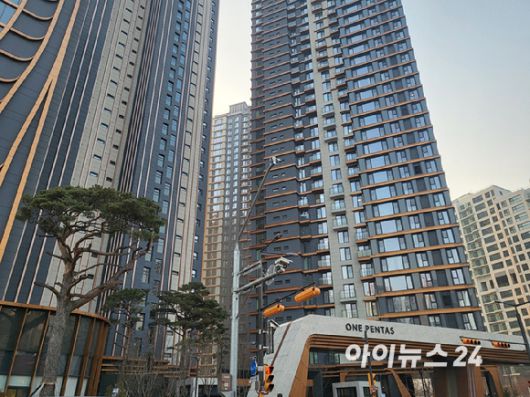 서울 서초구 '래미안 원펜타스' 단지 전경. [사진=이수현 기자]