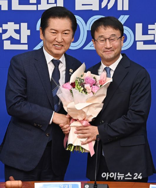 더불어민주당 정청래 대표가 12일 서울 여의도 국회에서 열린 최고위원회의에서 한병도 신임 원내대표에게 꽃다발을 전달한 뒤 기념 촬영하고 있다. [사진=곽영래 기자]