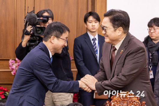 한병도(왼쪽)더불어민주당신임원내대표가 12일 오전 국회의장을 예방, 기념사진을 찍고 있다. [사진=곽영래 기자]