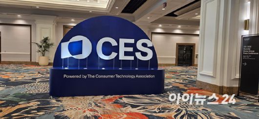 CES 2026 개막을 하루 앞둔 5일(현지시간) 만달레이베이 컨벤션센터에 마련된 CES 조형물. [사진=박지은 기자]