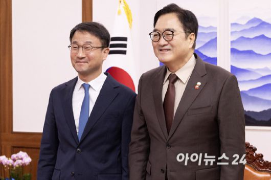 한병도(왼쪽)더불어민주당신임원내대표가 12일 오전 국회의장을 예방, 기념사진을 찍고 있다. [사진=곽영래 기자]