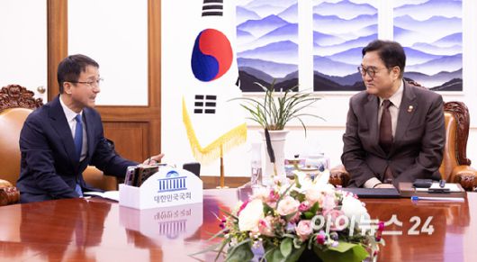 한병도(왼쪽)더불어민주당 신임 원내대표가 12일 오전 국회의장을 예방, 대화를 나누고 있다. [사진=곽영래 기자]