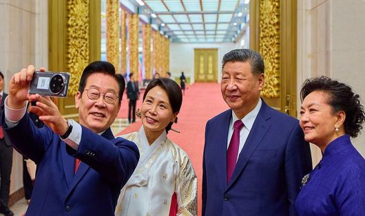 이재명 대통령 부부와 시진핑 국가주석 부부가 지난 5일 중국 베이징 인민대회당에서 국빈만찬 후 샤오미폰으로 기념촬영을 하고 있다. 이 샤오미폰은 경주 정상회담 때 시 주석이 이 대통령에게 선물한 것이다. 2026.1.5 [사진=공동취재/연합뉴스]