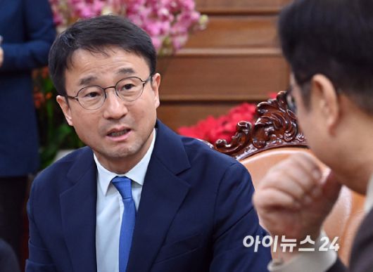 한병도(왼쪽)더불어민주당 신임 원내대표가 12일 오전 국회의장을 예방, 대화를 나누고 있다. [사진=곽영래 기자]