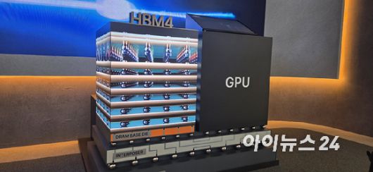 22일 서울 강남구 코엑스에서 개막한 반도체대전(SEDEX)의 SK하이닉스 전시관에 마련된 HBM4 전시공간. 2025.10.22 [사진=박지은 기자]