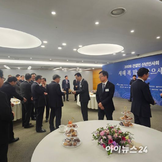 14일 오후 건설회관에서 개최된 '2026년도 건설인 신년인사회'에 앞서 도착한 국회와 업계 관계자들이 환담을 나누고 있다. [사진=이효정 기자 ]