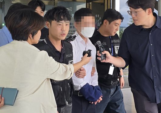 시험기간 중 학교에 무단 침입한 기간제 교사와 학부모를 묵인한 혐의(주거침입 등)로 구속 영장이 청구된 학교관계자 C씨가 지난해 7월 15일 대구지법 안동지원에서 구속 전 피의자 심문(영장실질심사)을 받은 후 이동하고 있다. [사진=연합뉴스]