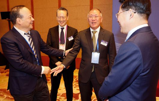 정의선 현대차그룹 회장이 지난 5일 중국 베이징 조어대에서 열린 한·중 비즈니스포럼에서 쩡위췬 CATL회장과 대화하고 있다.  [사진=연합뉴스]