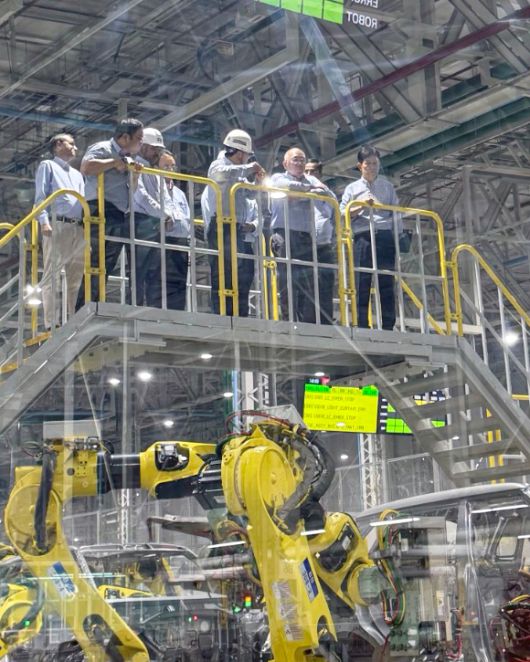 정의선 현대차그룹 회장이 현대차 인도 푸네공장 임직원들과 함께 생산 라인을 점검하고 있다. [사진=현대자동차그룹]