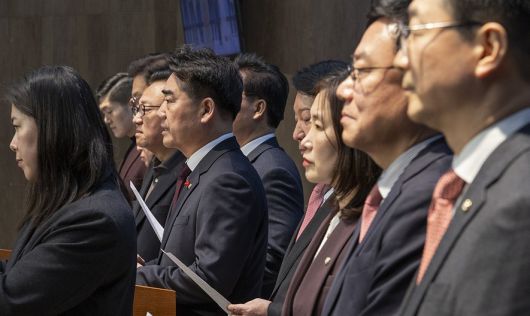 국민의힘 소장파 초재선 모임인 '대안과 미래' 소속 의원들이 14일 국회 소통관에서 이날 새벽 국민의힘 윤리위원회에서 결정한 한동훈 전 대표 제명과 관련한 기자회견을 하고 있다. 2026.1.14 [사진=연합뉴스]