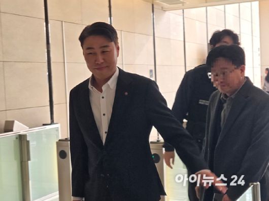 정현석 롯데백화점 대표가 15일 롯데그룹 VCM 참석을 위해 이동하고 있다. [사진=VCM 공동취재단]