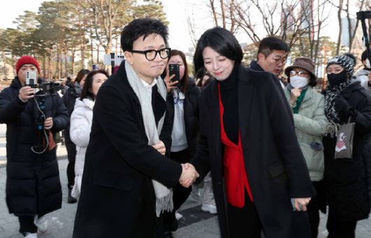 국민의힘 한동훈 전 대표가 14일 당 윤리위원회가 본인을 제명 결정한 것과 관련해 입장을 밝히기 위해 국회 소통관으로 향하며 배현진 의원과 악수하고 있다. [사진=연합뉴스]