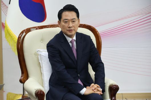 국민의힘 장동혁 대표가 14일 오전 대전시청을 방문하고 이장우 대전시장에게 대전·충남 행정통합 관련 의견을 밝히고 있다. [사진=연합뉴스]