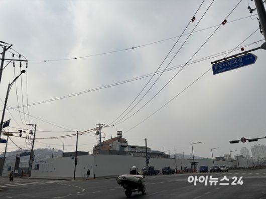 17년만에 공사에 착수하는 서울 성북구 장위10구역 재개발 현장 뒤로 구축 건물들이 보이고 있다. [사진=김민지 기자]