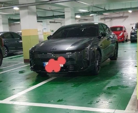 혼자 주차장 자리 4칸을 차지한 차량 [사진=보배드림 캡처]