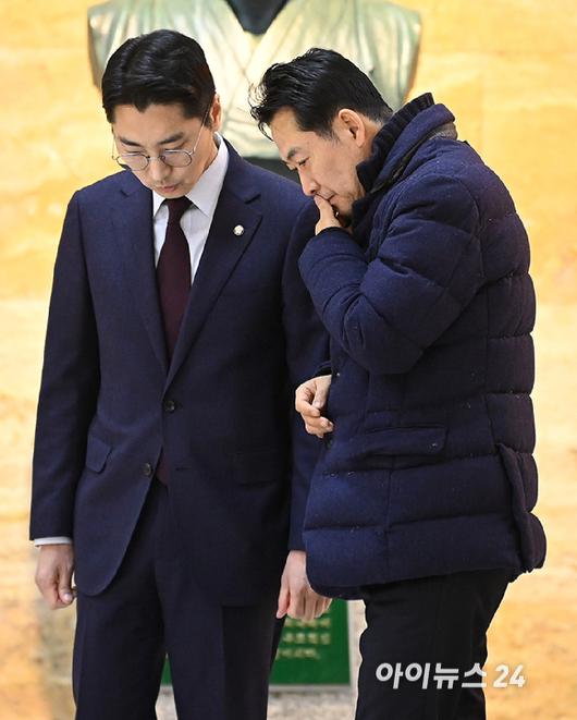 통일교 및 공천뇌물 특검 수용 촉구 단식을 이어가는 장동혁 국민의힘 대표가 16일 서울 여의도 국회 로텐더홀에서 박준태 의원과 대화를 하고 있다. [사진=곽영래 기자]