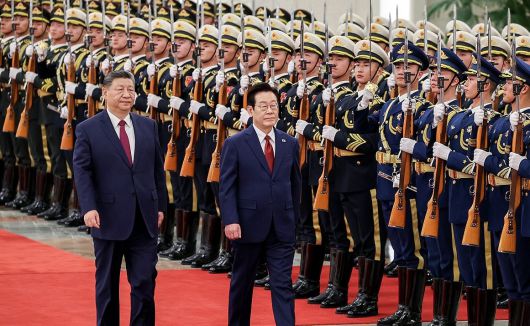이재명 대통령과 시진핑 중국 국가주석이 지난 5일 베이징 인민대회당에서 열린 이 대통령 공식환영식에서 의장대를 사열하고 있다. 2026.1.5 [사진=연합뉴스]