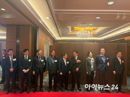 16일 서울 중구 롯데호텔에서 개최된 2026년 화학산업 신년 인사회에서 업계와 정부, 협회 주요 관계자들이 도열해 있다. [사진=이한얼 기자]