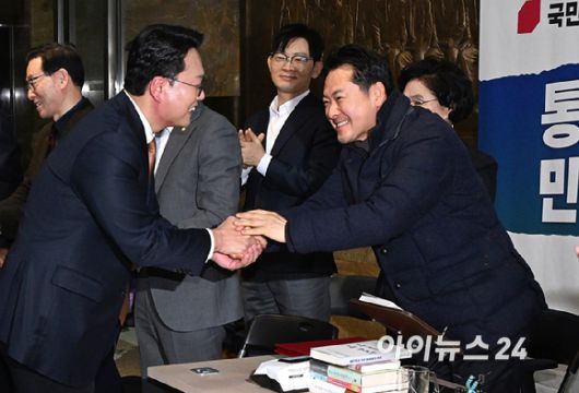 통일교 및 공천뇌물 특검 수용 촉구 단식 농성 중인 장동혁 국민의힘 대표가 16일 서울 여의도 국회 로텐더홀에서 '2차 종합특검법안'에 대한 무제한 토론을 마친 개혁신당 천하람 원내대표와 인사를 하고 있다. [사진=곽영래 기자]