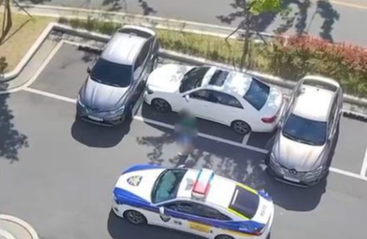 경남의 한 아파트의 벤츠 2칸 상습 주차에 주민들이 출차를 못하게 막자 벤츠 차주의 신고로 경찰이 출동한 모습 [사진=보배드림 캡처]