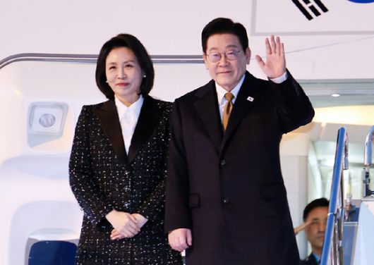 한일 정상회담 등 방일 일정을 마치고 귀국하는 이재명 대통령과 김혜경 여사가 지난 14일 일본 오사카 간사이국제공항 공군 1호기에서 환송객에게 인사하고 있다. 2026.1.14 [사진=연합뉴스]