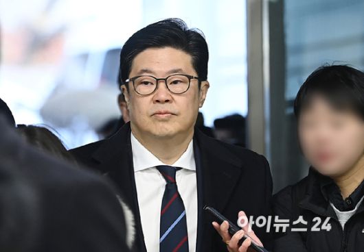 김병주 MBK파트너스 회장이 구속 전 피의자 심문(영장실질심사)을 위해 지난 13일 서울 서초구 서울중앙지방법원에 들어서고 있다. [사진=아이뉴스24 DB]