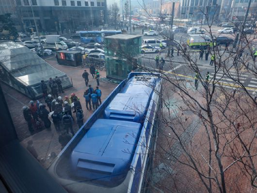 16일 서울 서대문역 사거리에서 버스가 인도로 돌진 뒤 건물에 충돌해 있다. [사진=연합뉴스]