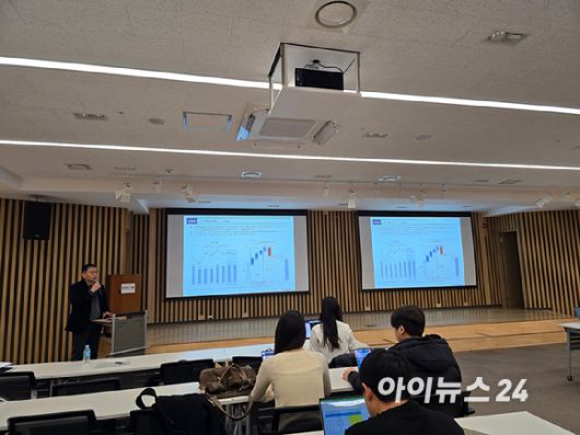 양진수 현대자동차그룹 HMG경영연구원 모빌리티산업연구실장 상무가 16일 서울 서초동 자동차회관 그랜저볼룸에서 열린 한국자동차기자협회(KAJA) 신년 세미나에서  '2026년 글로벌 자동차 시장 전망'을 주제로 발표하고 있다. [사진=김종성 기자]