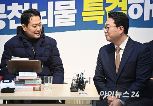 통일교 및 공천뇌물 특검 수용 촉구 단식 농성 중인 장동혁 국민의힘 대표가 16일 서울 여의도 국회 로텐더홀에서 '2차 종합특검법안'에 대한 무제한 토론을 마친 개혁신당 천하람 원내대표와 대화를 나누고 있다. [사진=곽영래 기자]