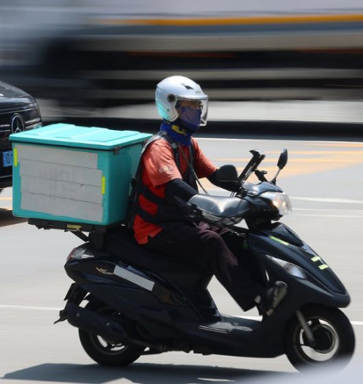 서울 강남역 사거리에서 배달라이더가 교차로를 지나고 있다. [사진=연합뉴스]