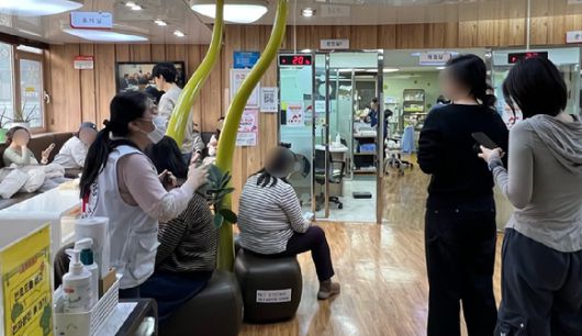 16일 서울 마포구 헌혈의집 홍대센터에서 헌혈을 대기 중인 시민들 [사진=연합뉴스]