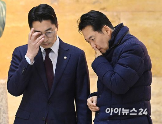 통일교 및 공천뇌물 특검 수용 촉구 단식을 이어가는 장동혁 국민의힘 대표가 16일 서울 여의도 국회 로텐더홀에서 박준태 의원과 대화를 하고 있다. [사진=곽영래 기자]