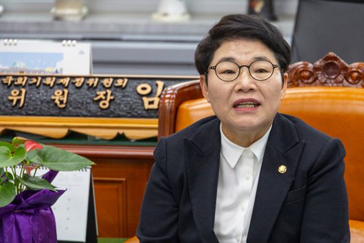 국회 재정경제기획위원장인 국민의힘 임이자 의원이 16일 국회 재경위원장실에서 이혜훈 기획예산처 후보자 청문회와 관련한 입장을 밝히고 있다.임 위원장은 "이혜훈 후보자는 장관 후보자가 아닌 수사 대상"이라며 "이재명 대통령의 임명 철회"를 요구했다.재정경제기획위에서 열릴 이혜훈 후보자의 인사청문회는 오는 19일 예정돼 있다. 2026.1.16 [사진=연합뉴스]