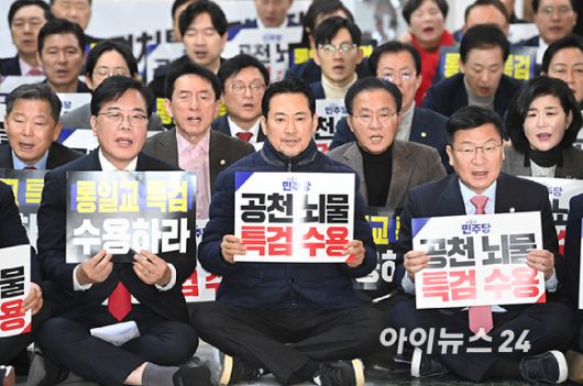 국민의힘 장동혁 대표와 송언석 원내대표 등 의원들이 19일 서울 여의도 국회 로텐더홀에서 통일교·공천헌금 '쌍특검' 수용을 요구하며 구호를 외치고 있다. [사진=곽영래 기자]