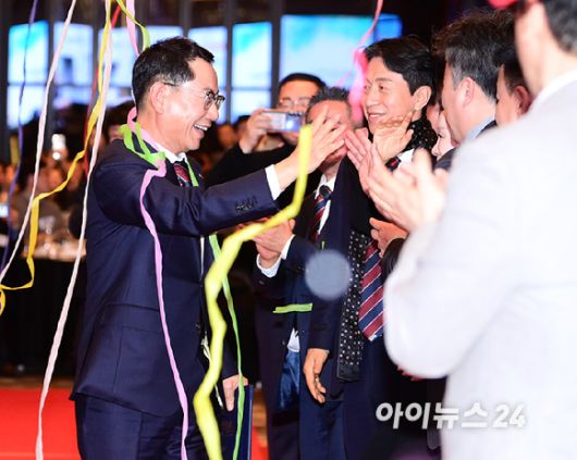 나명석 신임 한국프랜차이즈산업협회장(웰빙푸드 회장)이 19일 오후 서울 여의도 콘래드 서울 그랜드볼룸에서 열린 한국프랜차이즈산업협회 협회장 이·취임식 및 비전 선포식에서 입장하고 있다. [사진=정소희 기자]