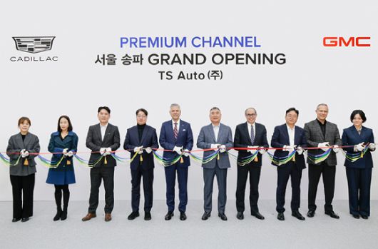 지난 16일 열린 캐딜락&GMC 송파 전시장 오픈 기념식에서 (오른쪽 다섯 번째) 헥터 비자레알(Hector Villarreal) GM 한국사업장 사장과 (왼쪽 여섯 번째) 박종민 ㈜티에스오토 대표이사를 비롯한 양사 임직원들이 테이프 커팅을 진행하고 있다. [사진=GM 한국사업장]