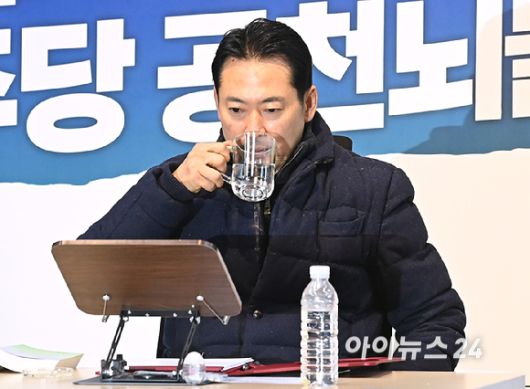 닷새째 단식농성 중인 장동혁 국민의힘 대표가 19일 서울 여의도 국회 로텐더홀에서 물을 마시고 있다. [사진=곽영래 기자]