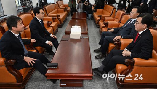 한병도 더불어민주당 원내대표와 송언석 국민의힘 원내대표가 19일 오후 서울 여의도 국회에서 회동하고 있다. [사진=곽영래 기자]