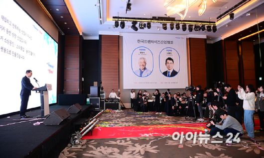 나명석 신임 한국프랜차이즈산업협회장(웰빙푸드 회장)이 19일 오후 서울 여의도 콘래드 서울 그랜드볼룸에서 열린 한국프랜차이즈산업협회 협회장 이·취임식 및 비전 선포식에서 취임사를 하고 있다. [사진=정소희 기자]