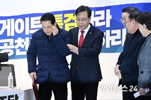 국민의힘 장동혁 대표가 19일 서울 여의도 국회 로텐더홀에서 열린 최고위원회의에서 송언석 원내대표의 부축을 받으며 이동하고 있다. [사진=곽영래 기자]