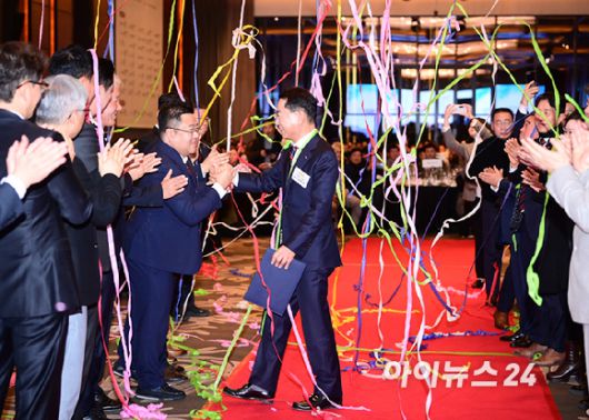 나명석 신임 한국프랜차이즈산업협회장(웰빙푸드 회장)이 19일 오후 서울 여의도 콘래드 서울 그랜드볼룸에서 열린 한국프랜차이즈산업협회 협회장 이·취임식 및 비전 선포식에서 입장하고 있다. [사진=정소희 기자]