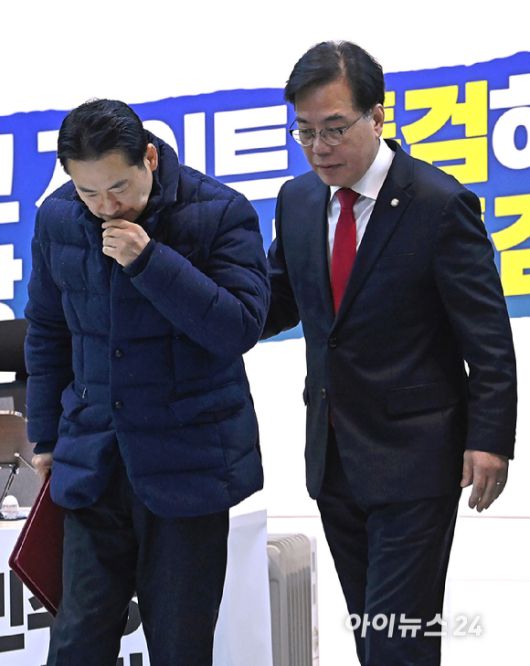 국민의힘 장동혁 대표가 19일 서울 여의도 국회 로텐더홀에서 열린 최고위원회의에서 송언석 원내대표의 부축을 받으며 이동하고 있다. [사진=곽영래 기자]