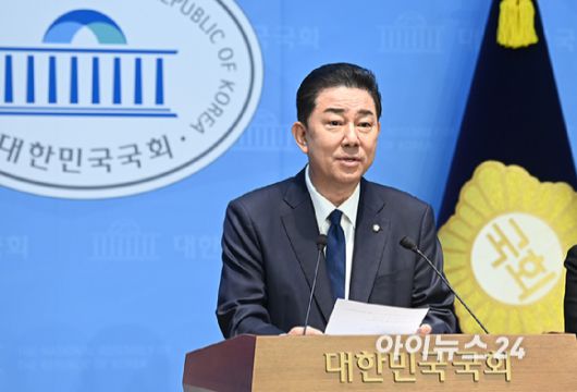 김병기 더불어민주당 의원이 19일 서울 여의도 국회 소통관에서 현안 관련 기자회견을 하고 있다. [사진=곽영래 기자]