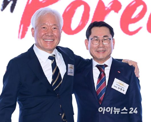 (왼쪽부터)정현식 전 한국프랜차이즈산업협회장(가자주류 대표)과 나명석 신임 한국프랜차이즈산업협회장(웰빙푸드 회장)이 19일 오후 서울 여의도 콘래드 서울 그랜드볼룸에서 열린 한국프랜차이즈산업협회 협회장 이·취임식 및 비전 선포식에서 기념촬영을 하고 있다. [사진=정소희 기자]