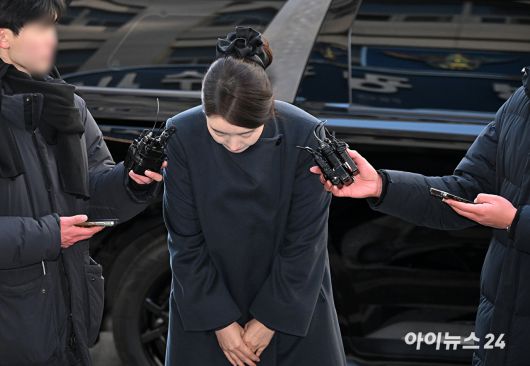 김경 서울시의원의 공천 대가로 1억원을 받았다는 의혹을 받고 있는 강선우 무소속 의원이 20일 서울 마포구 서울경찰청 공공범죄수사대로 출석하고 있다. [사진=곽영래 기자]