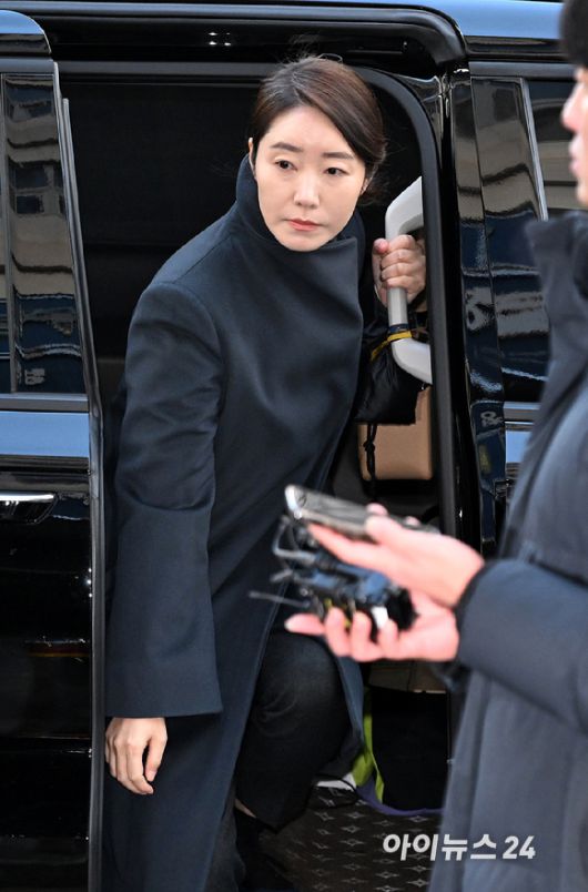 김경 서울시의원의 공천 대가로 1억원을 받았다는 의혹을 받고 있는 강선우 무소속 의원이 20일 서울 마포구 서울경찰청 공공범죄수사대로 출석하고 있다. [사진=곽영래 기자]