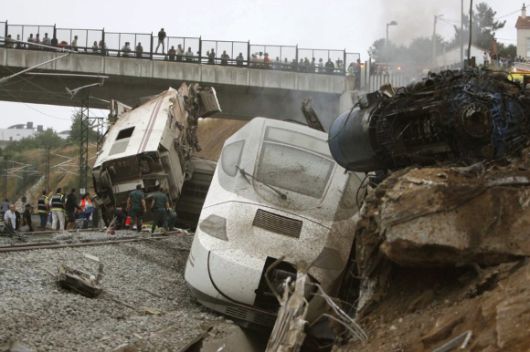 지난 2013년 스페인 북서부 갈리시아 지역 산티아고 데 콤포스텔라시(市) 인근 열차 탈선사고 현장. [사진=AP/연합뉴스]